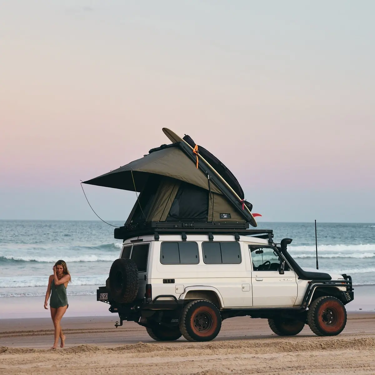 Ax27™ Clamshell Rooftop Tent 2
