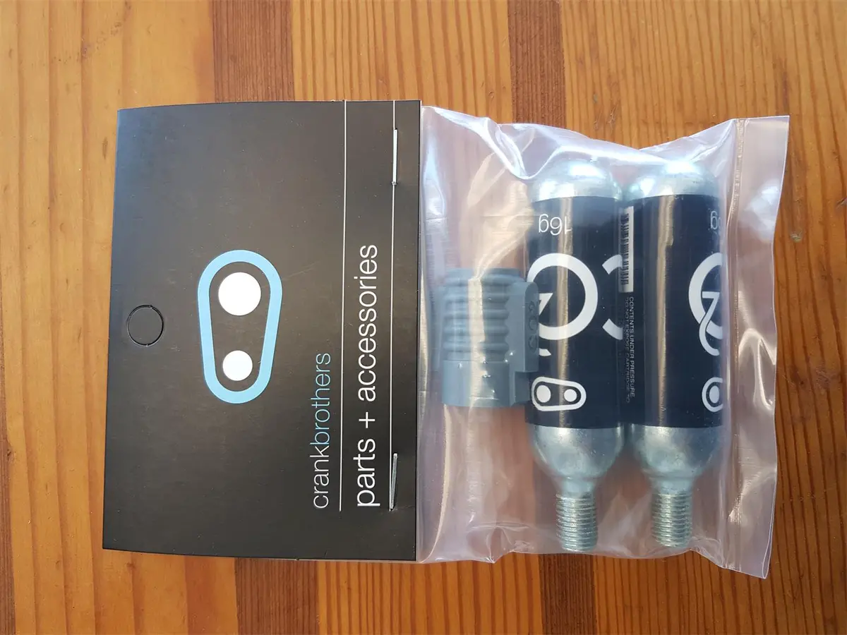 Crank Brothers Klic Co2 Inflator With Threaded Cartridges 1
