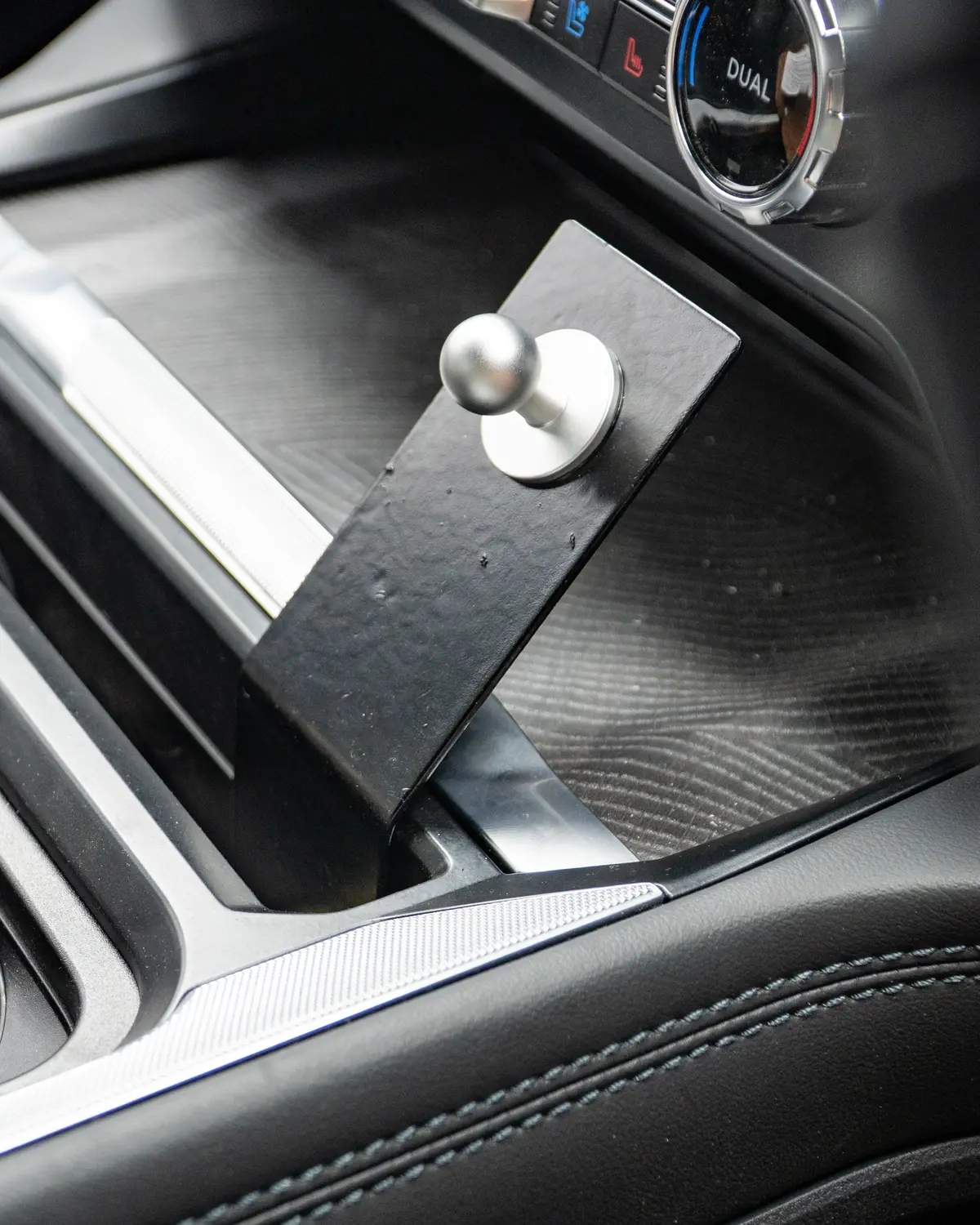Uhf / Phone Charger Mount To Suit Ford F250 / F350 1