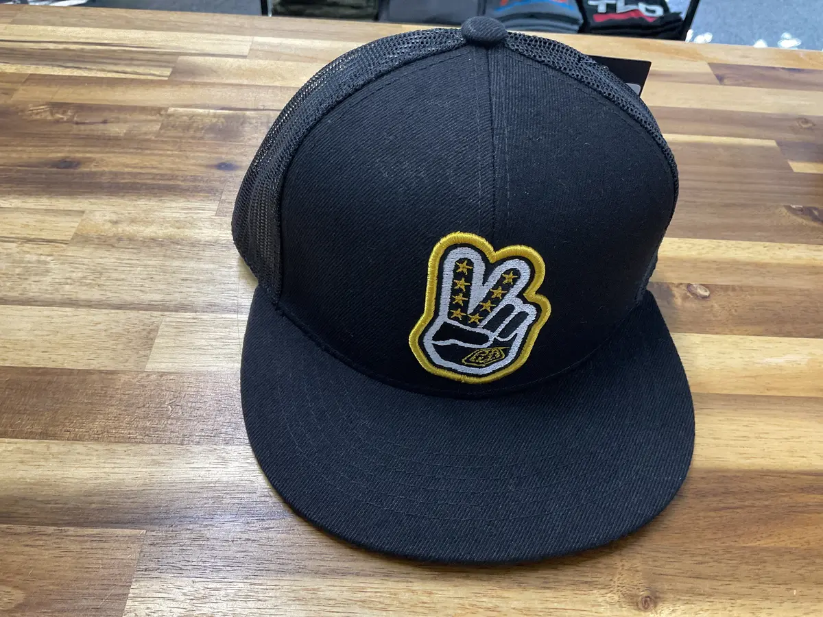 Trucker Snapback ; Peace Out 1